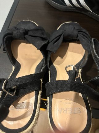 Sandalias negras con lazo