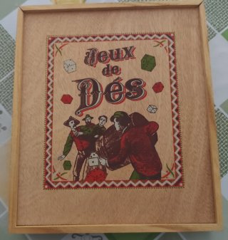 Juego de dados en caja de madera