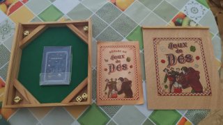 Juego de dados en caja de madera