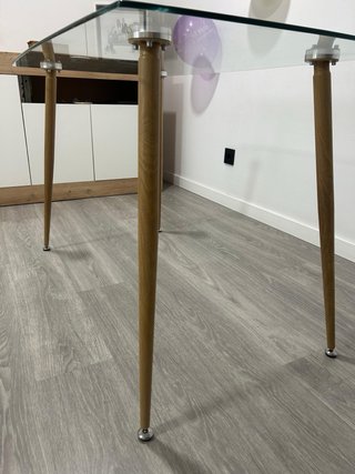 Mesa de cristal y madera
