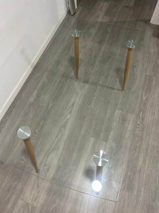 Mesa de cristal y madera