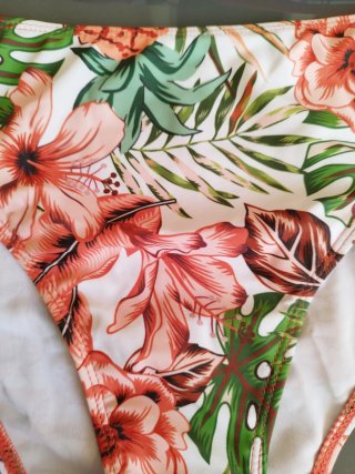 Bikini estampado floral y piñas