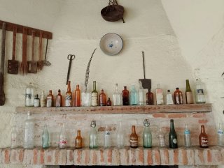 Conjunto botellas farmacia y bebida