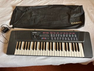 Teclado Casio CTK-200 + funda + adaptador.