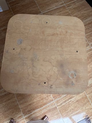 Estantería de madera con ruedas