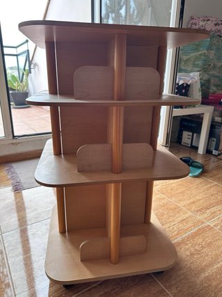 Estantería de madera con ruedas