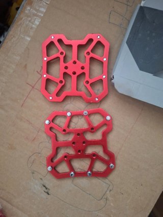 Pedales de bicicleta rojos