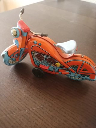 Juguetes de cuerda: moto y conejo