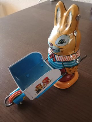 Juguetes de cuerda: moto y conejo