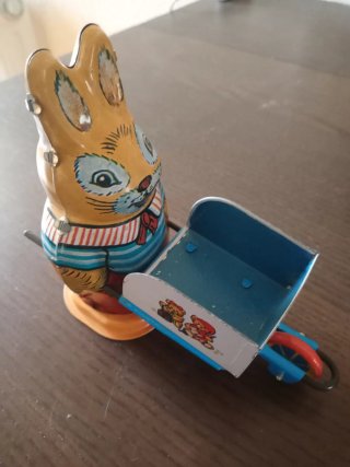 Juguetes de cuerda: moto y conejo