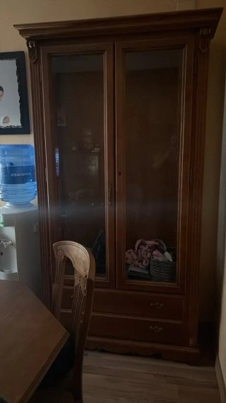 Vitrina de madera con puertas de cristal
