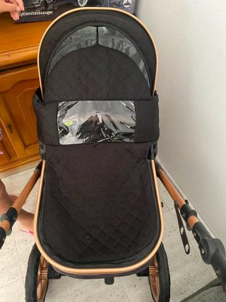 Carrito de bebé negro y dorado