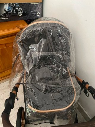 Carrito de bebé negro y dorado