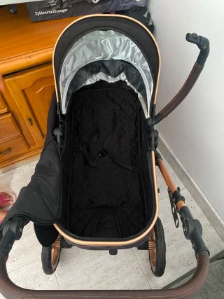 Carrito de bebé negro y dorado