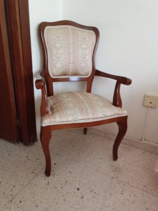 Sillón de madera y tela beige