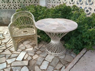 Conjunto mesa y silla jardín piedra y mimbre