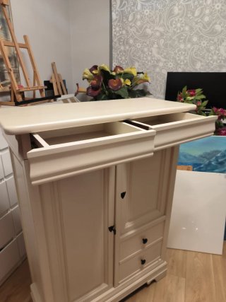 Armario pequeño beige de madera