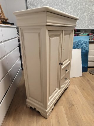 Armario pequeño beige de madera