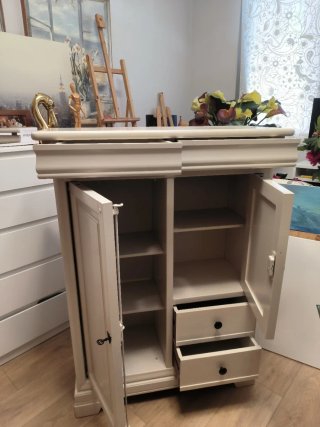 Armario pequeño beige de madera
