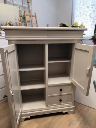 Armario pequeño beige de madera
