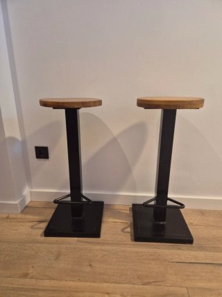 Taburetes hierro y madera.