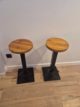 Taburetes hierro y madera.
