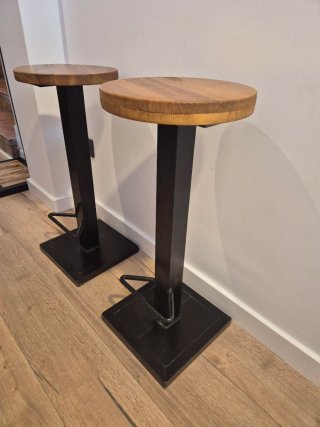 Taburetes hierro y madera.