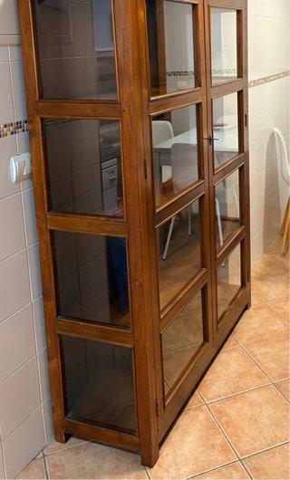 Vitrina de madera y cristal