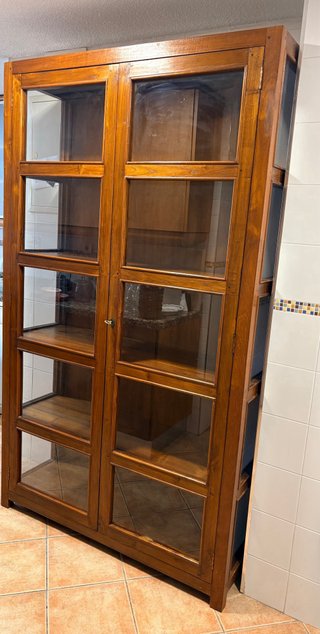 Vitrina de madera y cristal