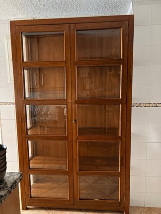 Vitrina de madera y cristal