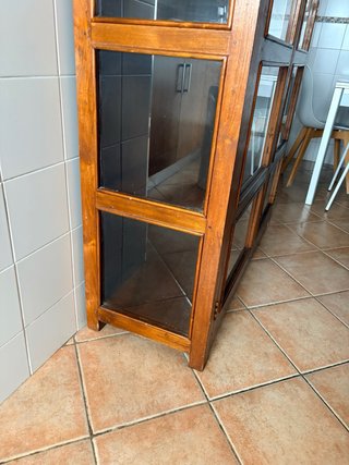Vitrina de madera y cristal