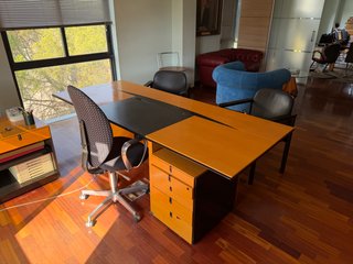 Mesa de despacho de madera y negro