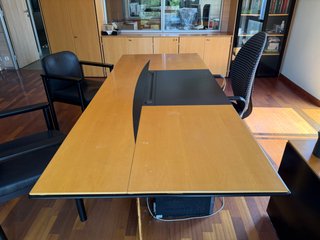 Mesa de despacho de madera y negro