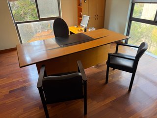 Mesa de despacho de madera y negro