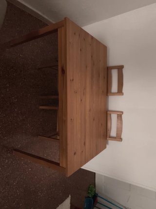 Mesa de comedor con 4 sillas de madera