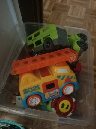 Caja de juguetes varios