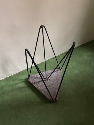 Mesita escultura de cemento y metal