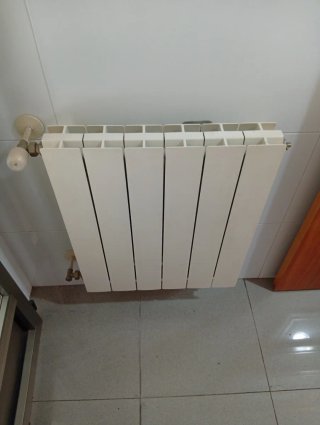 Radiadores de agua para calefacción. Con grifería.