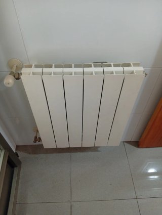Radiadores de agua para calefacción. Con grifería.