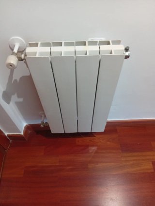 Radiadores de agua para calefacción. Con grifería.