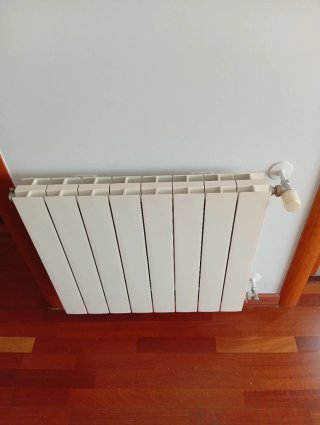 Radiadores de agua para calefacción. Con grifería.