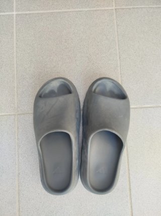 Yeezy Slide Nere – prezzo trattabile US 12 / EU 43