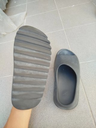 Yeezy Slide Nere – prezzo trattabile US 12 / EU 43