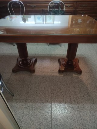 Mesa de comedor de madera y cristal