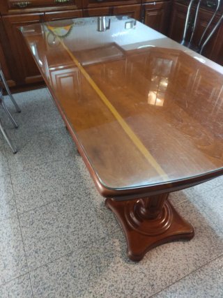 Mesa de comedor de madera y cristal
