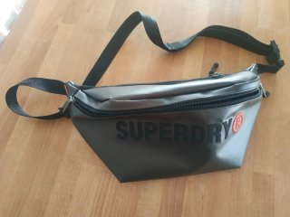 Riñonera Superdry negro y verde oliva