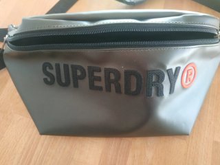 Riñonera Superdry negro y verde oliva