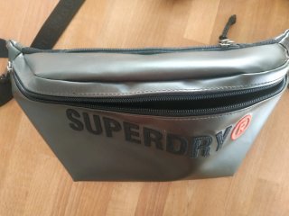Riñonera Superdry negro y verde oliva