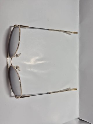 Gafas de ver doradas y grises