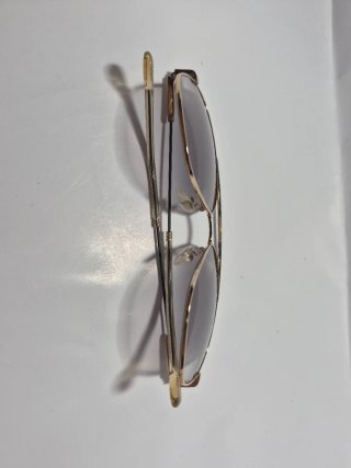 Gafas de ver doradas y grises